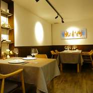 肩肘張ることなく、ゆったりした気分で食事を楽しむことができるフランス料理店。柔らかな間接照明の灯りと、ブラウンを基調にした落ち着きある空間が広がります。家族や友人と共にディナーを堪能。
