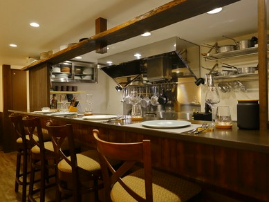 調理を間近で見ることで、二人の会話が弾むカウンター席