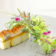 画像は一例『ウナギと里芋のテリーヌ　ハーブ野菜とレモンのヴィネグレット』。
ウナギと里芋の間に挟んでいるのは、醤油に漬けた卵黄。それぞれの食材が持つ特性によって、三位一体の味を楽しむことができます。