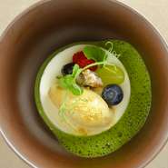 画像は一例『シルクスイートのアイスと白ゴマのパンナコッタ アフォガード 抹茶の泡』。
甘く滑らかなアイスとパンナコッタに濃厚な抹茶を合わせることで、後味もすっきり。口の中に抹茶の風味が広がります。