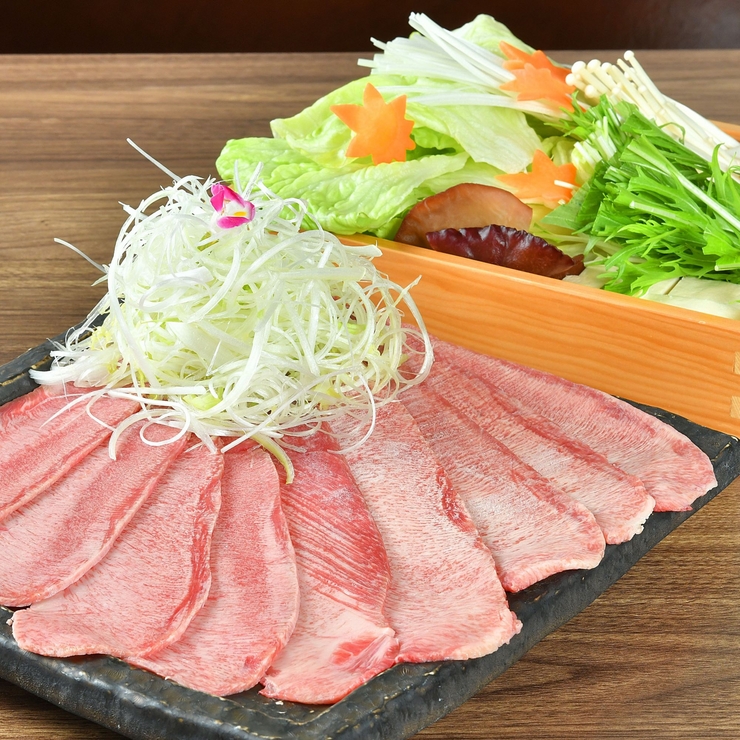 Lưỡi bò cắt lát dày đặc biệt, rong biển mozuku và rau diếp shabu-shabu