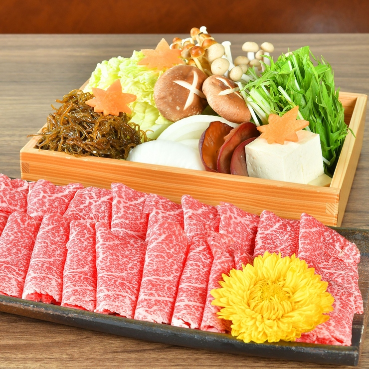 Thực đơn sukiyaki với phi lê bò Wagyu được tuyển chọn đặc biệt.