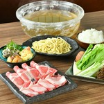 南国の恵み“パイナップルあぐー豚”を、たっぷりの新鮮野菜と一緒に楽しむ贅沢ランチ。