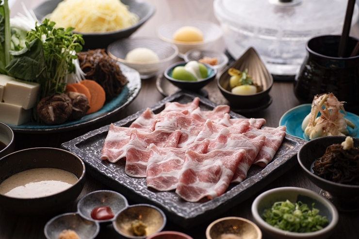 <Món Shabu-Shabu Thịt Heo Agu> Thịt Heo Agu Dứa <Món Shabu-Shabu Rong Biển Mozuku và Rau Diếp>