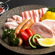 バラ、ロース、ソーセージなど、琉球在来豚アグーの盛り合わせ。この一皿に、豊かな香りとジューシーな味わいが凝縮しています。一口ごとに、アグー豚の新たな魅力を発見。