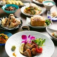 『ゴーヤーチャンプルー』や『もずく』など、ヘルシー食材を使用したカラダに優しい料理が豊富。『島豆腐』『県魚グルクン』『一口ラフテー』のような沖縄ならではの味を、目で舌でも楽しめます。
