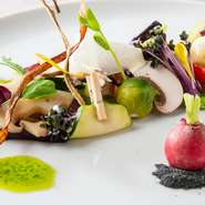 一度味わうとまた食べたくなるシェフの皿は、引き算の料理。雑味や不要な食感を除きつつ、食材を磨くような調理と加熱の技で、素材の香りと五味を巧みに表現。自然でありつつ重厚な旨みに驚くことでしょう。