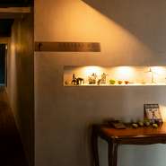 20年以上恵比寿で愛されたフレンチの名店が2023年夏、洗足池駅近くに移転リニューアル。アンティーク時計や調度品が優しい時の旅へ誘うような空間で、季節食材をたっぷり使った少量多皿コースを満喫できます。