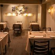 店名は「花朝月夕」にちなみ、月が輝く秋の夜長のような楽しい一時を届ける願いをこめたもの。ゲスト、生産者を主役とし、シェフが脇役に徹する奥ゆかしさも、この店の矜持。誰もが自然体でくつろげる雰囲気です。