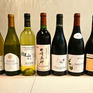 店の料理と好相性のナチュラルな味わいのワインを取り揃え。ブルゴーニュやロワールなどのフランス産が中心となり、手摘みで収穫するなど小さな畑から手作業でつくられるオーガニックワインが豊富です。