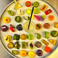 ご予約時に、お集りの趣旨をお伝えいただければ、その食卓に必要な料理のスタイルでご用意いたしております。
バースデー、結婚記念日などメッセージプレートもご用意いたしております。お気軽にご相談ください。