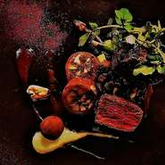 各地の山野で猟師さんが捕獲するジビエは、繊細で自然な肉質が格別。熱源を使い分けてゆっくり火入れし、素材の頂点のおいしさをテーブルへ。白糠町の蝦夷鹿、丹波篠山の猪、新潟の青首鴨などが季節に応じて登場。