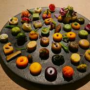 お客様に選ばれたスペシャリテを季節の味わいで紡いだコース。少量多皿にて全11品。
食材のクオリティや料理の趣向を変えて提供しています。
※詳細は「コース」ページをご覧ください。