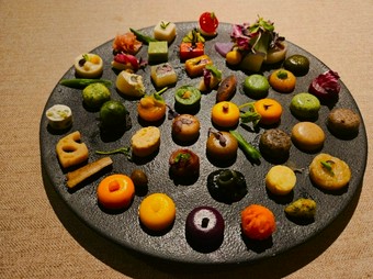 70種ほどの季節の野菜の一皿　　～13200円以上のコースより～