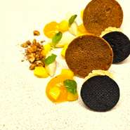 優しい口どけのフォアグラにカカオとシナモンのサブレと、季節のフルーツを取り合わせて