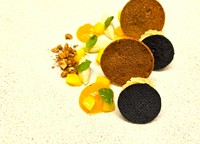 優しい口どけのフォアグラにカカオとシナモンのサブレと、季節のフルーツを取り合わせて