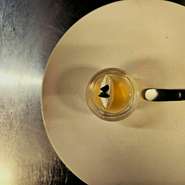 メイン料理の前に供されるジュレも評判の皿。写真の例は、トマトを使った『澄み切った季節野菜の雫のジュレ 自家製フロマージュブラン添え』。季節に応じて、アスパラガス、かぶ、ゴボウ、白菜などのジュレが登場。