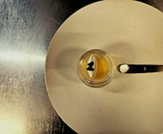 メイン料理の前に供されるジュレも評判の皿。写真の例は、トマトを使った『澄み切った季節野菜の雫のジュレ 自家製フロマージュブラン添え』。季節に応じて、アスパラガス、かぶ、ゴボウ、白菜などのジュレが登場。