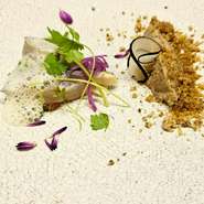 その時期ならではの魚介も豊富。多種に及ぶ味わいでご用意いたします。
写真は一本釣り関サバを二種の調理で仕立てた物