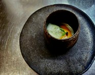 店の料理に合うワインを常時50～60種ほどオンリスト。ブルゴーニュ・ロワール・アルザスなどのフランス産オーガニックワインが充実し、日本ワインもあります。