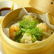 お洒落な空間で、蒸し料理を豊富に堪能できるお店です。『エビ蒸し餃子』をはじめ、二人でシェアするのに選びやすいメニューが盛りだくさん。店内も素敵な雰囲気なのでデートにぴったりです。
