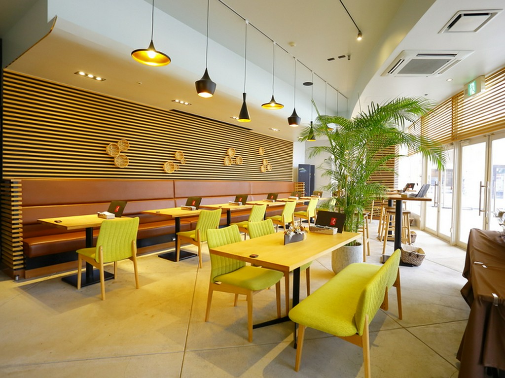 一面が大きなガラス張りの開放感あふれるお洒落な空間