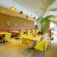 店内は、グリーンイエローをアクセントカラーに、木の温もりを感じる爽やかで素敵な空間。横浜でインテリア店も経営する店主の技が光っています。寛ぎの空間で、昼も夜も、ゆっくりと寛げるお店。
