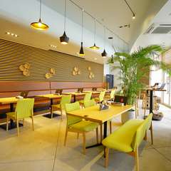 一面が大きなガラス張りの開放感あふれるお洒落な空間