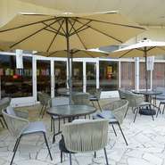 お店の前にあるテラス席は広々とした開放感があり、特に春から秋にかけて気持ちの良い時間が過ごせる席です。また、店内はバリアフリーでベンチシート席もあるので、お子様やご年配の方にも喜ばれるはず。
