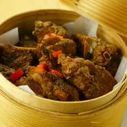 上質な骨付き肉を一晩スパイスに漬け込んでつくる『スペアリブの豆鼓蒸し』。低温調理で一度蒸してから焼き上げるので、中はやわらかくとってもジューシー！外はパリッと香ばしい仕上がりです。
