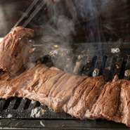 隠れ家的な佇まいのお店はデート利用にも最適。店舗入口のアプローチから、期待と高揚感を煽ってくれます。仕入れ状況によっては黒毛和牛の希少部位もオーダーできるとのこと。当日の入荷状況はぜひチェックを。