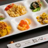 彩り豊かな前菜から刺身、和牛、自慢のスペアリブなどに加え、〆の料理やデザートまで充実した料理が並ぶコースは4,000円から。宴会や同窓会、飲み会など、大勢の仲間が集まる賑やかなな場にもぴったりです。