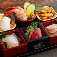 市場から直送される鮮度抜群の魚介素材は、良いものだけを厳選し、店頭で捌いて新鮮な状態で提供。吟味を尽くしてその日におすすめできるネタのみをラインナップした盛り合わせは、お酒のアテにもぴったりです。