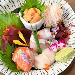 旬のお刺身を5種贅沢に盛り付けています
系列寿司店でも並ぶ鮮度抜群な海鮮をお楽しみください
