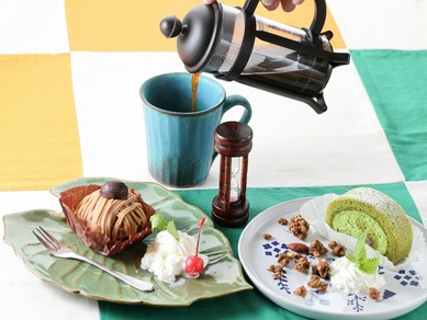 コーヒーの香りに心が安らぐ、デートのひとときを