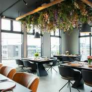 ゆったりとした店内で、フレンチシェフが手掛ける料理を味わえるお店。気軽に楽しめるランチコースや、お子様向けセットも提供可能なため、ランチタイムでのママ会利用もオススメです。各種予約はお店までご相談を。