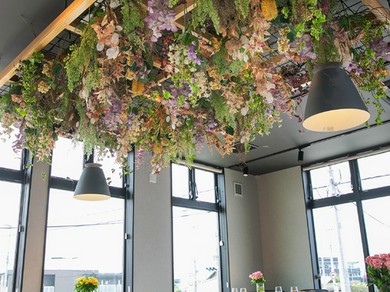 いつもの街並みも非日常に変えてくれるオシャレな空間