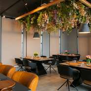 普段と違う女子会を演出したい。そんな場面にも心強い【FLOWER＆FRENCH　888～HACHIMITSU～】。思わず写真に収めたくなる、オシャレな空間に料理の数々。友人間でのシェアも楽しいお店です。