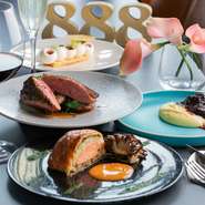 色とりどりの花々に囲まれながら、洗練された料理を味わえるお店。大人のデートにもうってつけな一軒です。ワイン・シャンパンはじめ、お酒も各種取り揃えています。