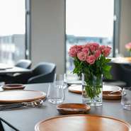 地元の食材を中心に、選りすぐりの素材を取り入れたコース料理は記念日にもオススメ。彩りや演出面にもこだわった一皿で、二人にとっての特別な一日に彩りを与えてくれます。