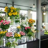 入り口からメインフロア、階段に至るまで、ゲストを見守る花や作品は、フラワーショップに併設するレストランならでは。たくさんの花や緑と共に、優雅な一時を過ごせます。