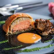 写真は『サーモンのパイ包み』。旬を迎えた海の幸を、さまざまなスタイルで提供。シーズンごとに個性豊かな逸品と巡り合えます。