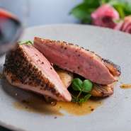 写真は『鴨のロースト』。素材ごとに適切な調理時間を見極め、それぞれの持つ魅力を最大限まで引き立てています。