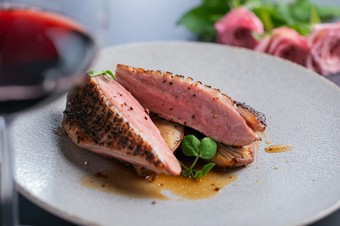 シェフの技が引き立てる素材の魅力『本日のお肉料理』