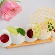 写真は『ホワイトチョコのムース』。その時期ならではのフルーツや彩りを取り入れたデザートは、食後にささやかな幸せを届けてくれます。