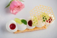 写真は『ホワイトチョコのムース』。その時期ならではのフルーツや彩りを取り入れたデザートは、食後にささやかな幸せを届けてくれます。