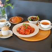 2025年4月より
・パスタ（2種類から選べます）
・サラダ
・スープ
・パン
・食後のドリンク
※＋400円で本日のデザート