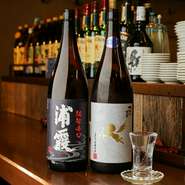 「常温・冷・燗」好みの飲み方で日本酒を楽しめるよう、豊富な地酒があるのが魅力。「玉乃光 大人のかき氷　純米吟醸みぞれ酒」や「玉乃光　酒楽　純米吟醸」など、珍しい玉乃光シリーズも取り揃えています。
