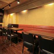 木の温もりを感じる店内は、BGMにジャズが流れ、とても落ち着いた雰囲気。カウンター席で一人気ままにお酒や食事をとるもよし、テーブル席で友人とゆっくり飲んで語らうのもよしの寛ぎ店です。
