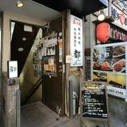 地下1階にあるお店なので、初めての時はなんとなく入りにくいことも。でも一度訪れたら、定番のメニューはもちろん、オススメメニューの豊富さ、おいしさに驚くはず。本当は秘密にしたい大人の隠れ家です。